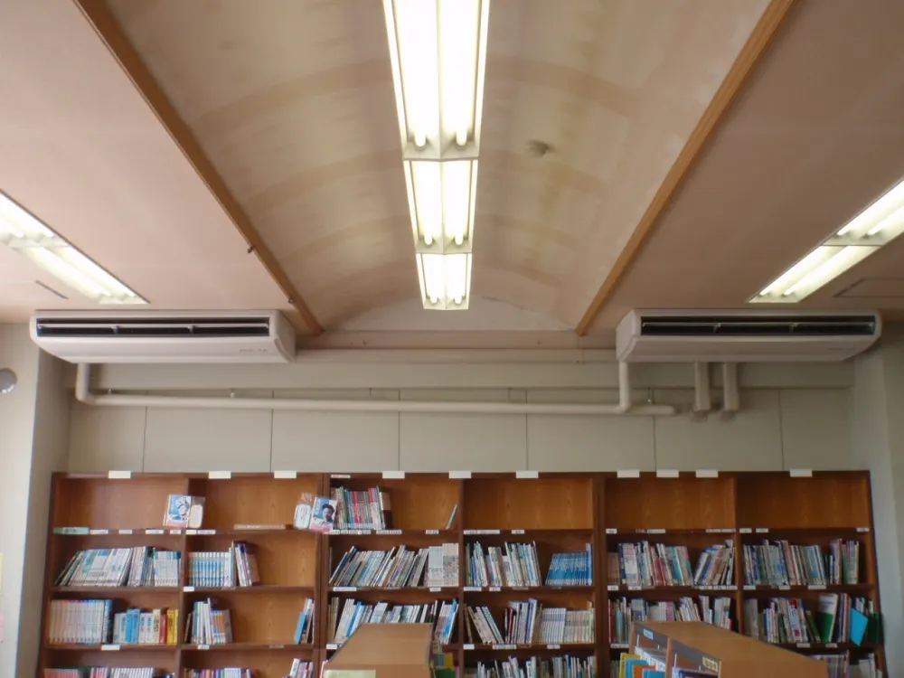 小学校図書室の冷房設備設置工事